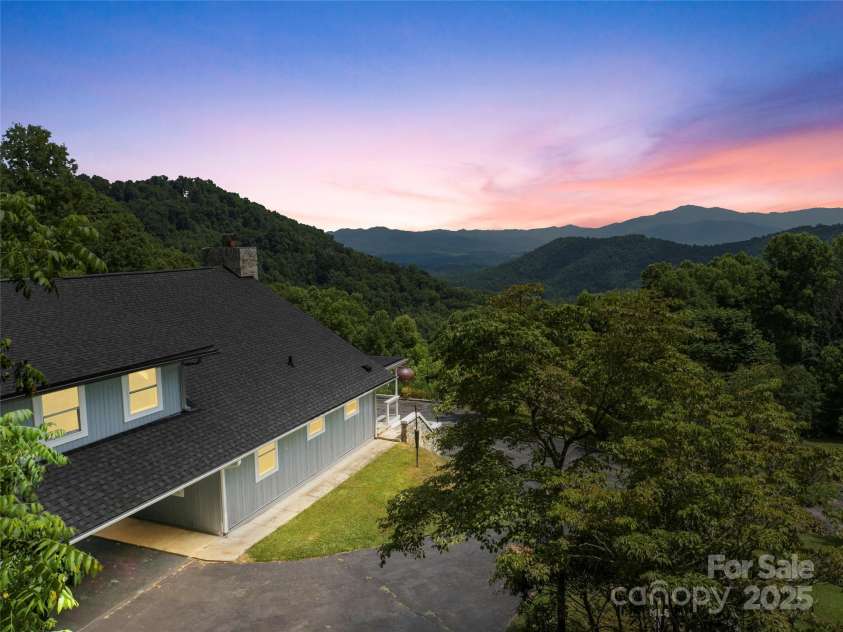 891 Moonshine Mountain Road, Burnsville, NC 28714.  MLS# CAR4261135, YatesRealty ID 15302. 