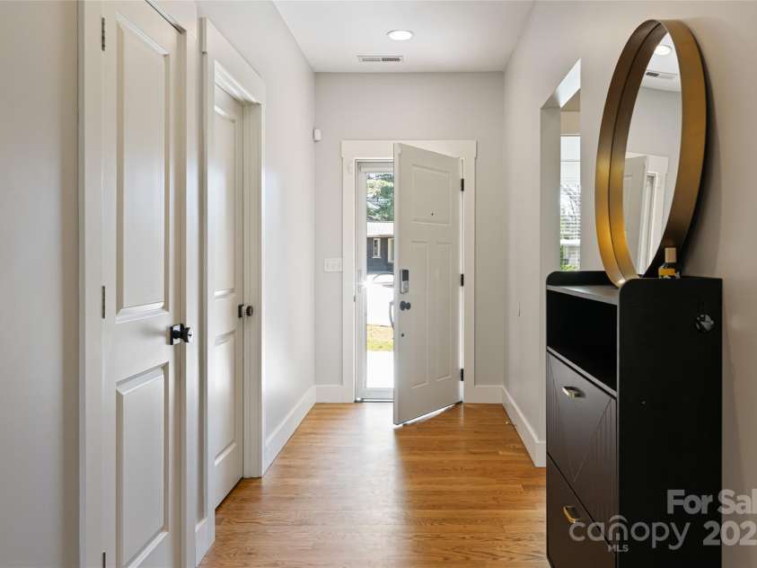 31 White Pine Drive, Asheville, NC 28805.  MLS# CAR4227367, YatesRealty ID 15303. Foyer