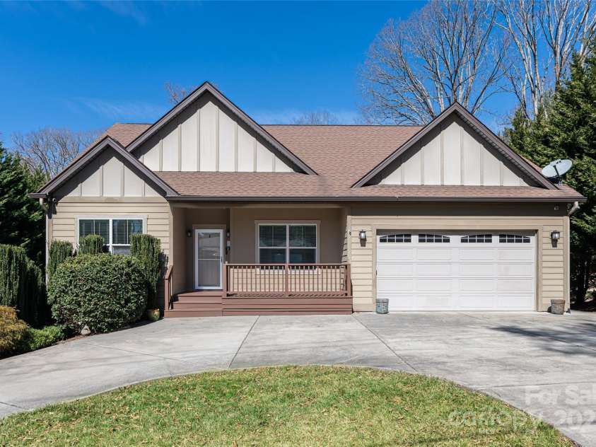 31 White Pine Drive, Asheville, NC 28805.  MLS# CAR4227367, YatesRealty ID 15303. Front exterior