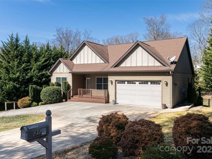 31 White Pine Drive, Asheville, NC 28805.  MLS# CAR4227367, YatesRealty ID 15303. Front exterior