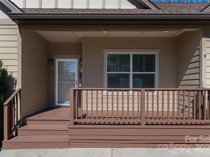 31 White Pine Drive, Asheville, NC 28805.  MLS# CAR4227367, YatesRealty ID 15303. Front porch