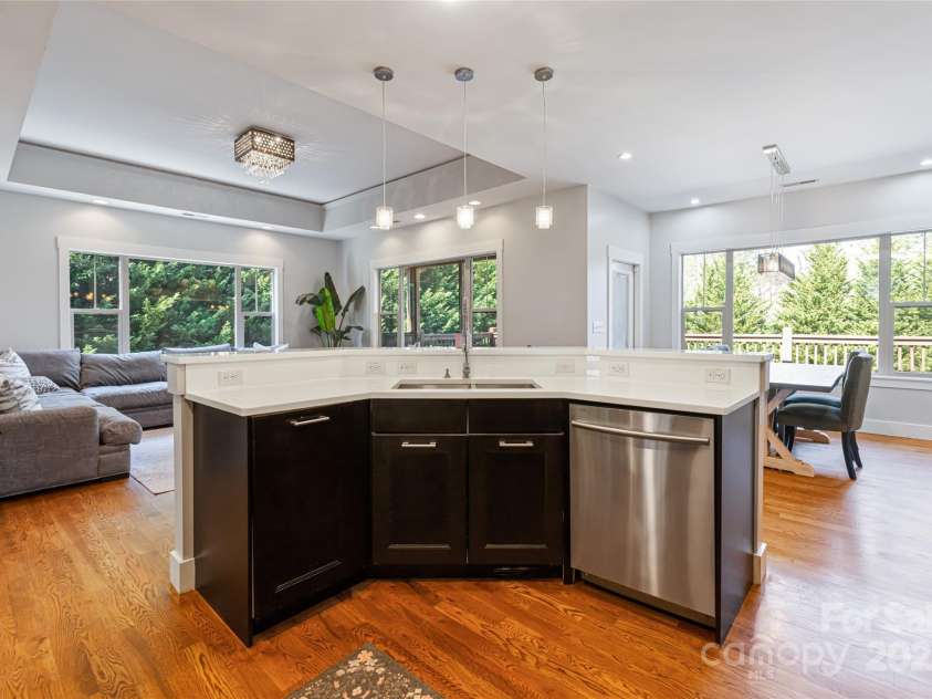31 White Pine Drive, Asheville, NC 28805.  MLS# CAR4227367, YatesRealty ID 15303. Kitchen