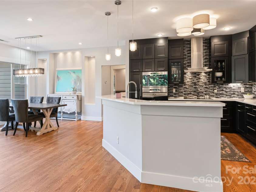 31 White Pine Drive, Asheville, NC 28805.  MLS# CAR4227367, YatesRealty ID 15303. Kitchen / Dining