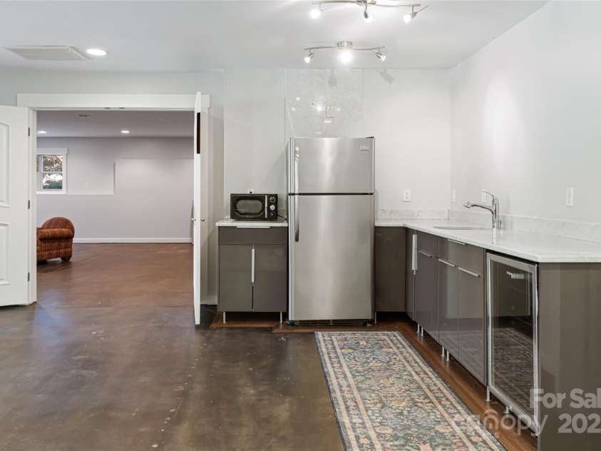 31 White Pine Drive, Asheville, NC 28805.  MLS# CAR4227367, YatesRealty ID 15303. Kitchenette