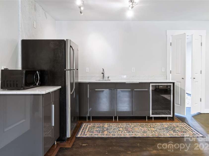31 White Pine Drive, Asheville, NC 28805.  MLS# CAR4227367, YatesRealty ID 15303. Kitchenette