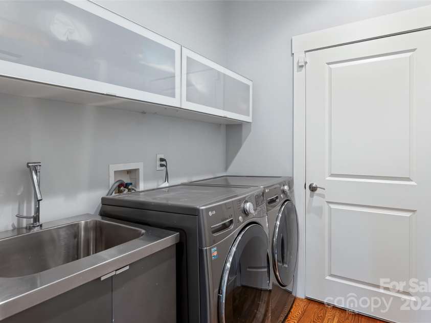 31 White Pine Drive, Asheville, NC 28805.  MLS# CAR4227367, YatesRealty ID 15303. Laundry room on main level