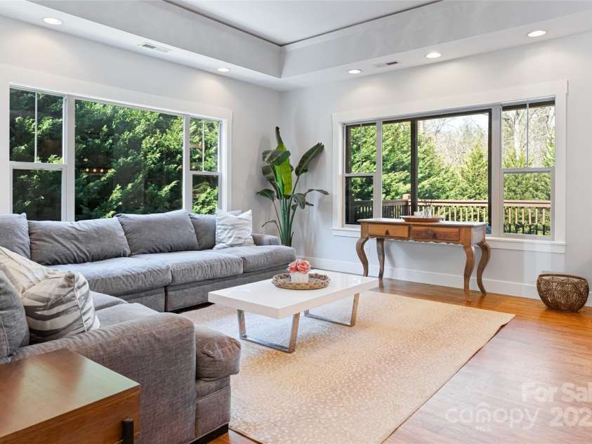 31 White Pine Drive, Asheville, NC 28805.  MLS# CAR4227367, YatesRealty ID 15303. Living room