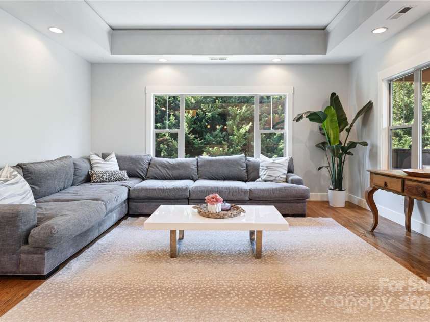 31 White Pine Drive, Asheville, NC 28805.  MLS# CAR4227367, YatesRealty ID 15303. Living room
