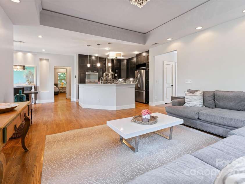 31 White Pine Drive, Asheville, NC 28805.  MLS# CAR4227367, YatesRealty ID 15303. Living room