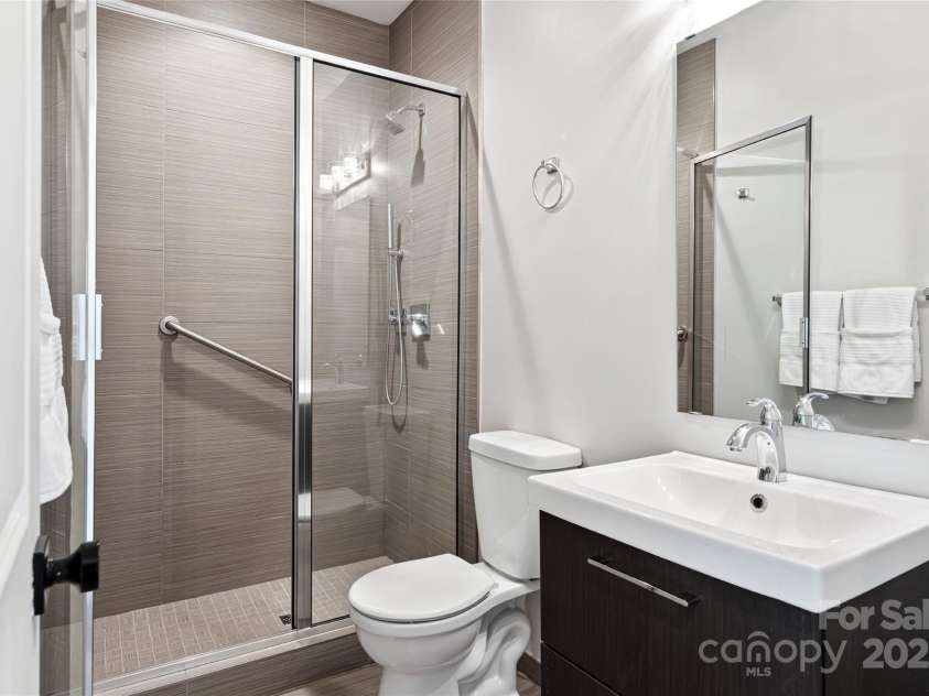 31 White Pine Drive, Asheville, NC 28805.  MLS# CAR4227367, YatesRealty ID 15303. Main level guest bathroom
