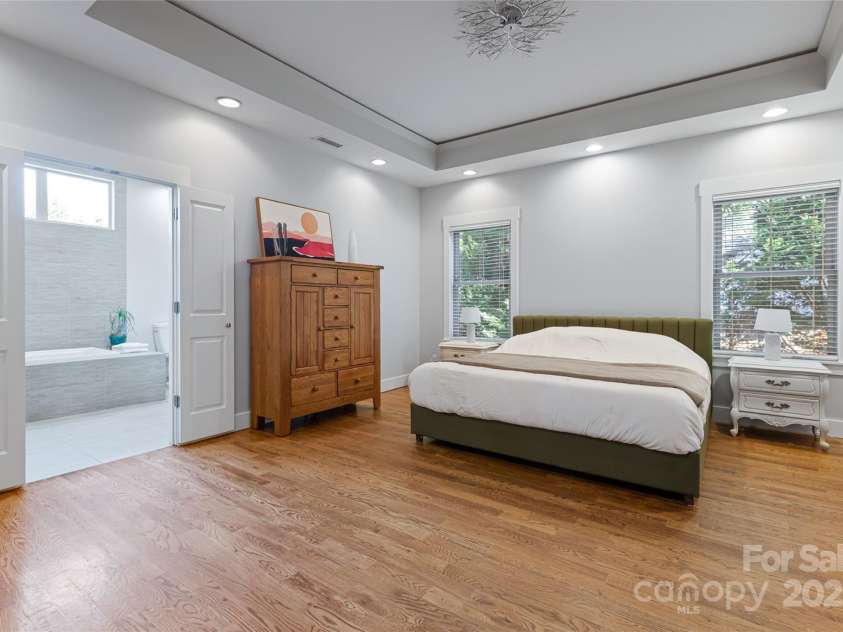 31 White Pine Drive, Asheville, NC 28805.  MLS# CAR4227367, YatesRealty ID 15303. Primary bedroom