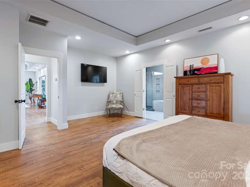 31 White Pine Drive, Asheville, NC 28805.  MLS# CAR4227367, YatesRealty ID 15303. Primary bedroom