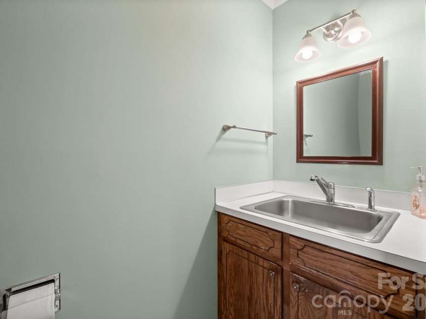 7737 Ridgeloch Place, Charlotte, NC 28226.  MLS# CAR4357956, YatesRealty ID 15304. 1/2 Bath