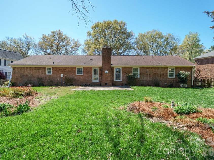 7737 Ridgeloch Place, Charlotte, NC 28226.  MLS# CAR4357956, YatesRealty ID 15304. 