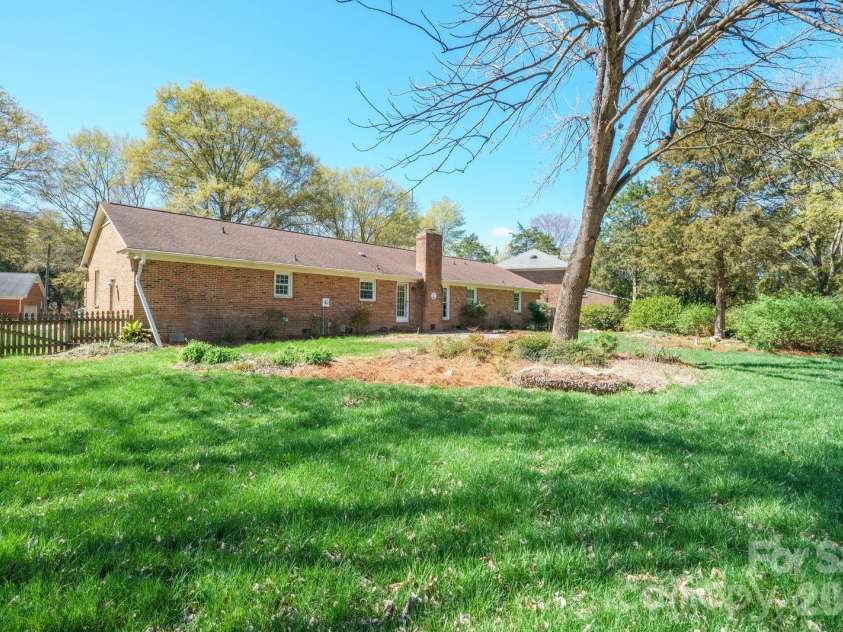 7737 Ridgeloch Place, Charlotte, NC 28226.  MLS# CAR4357956, YatesRealty ID 15304. 