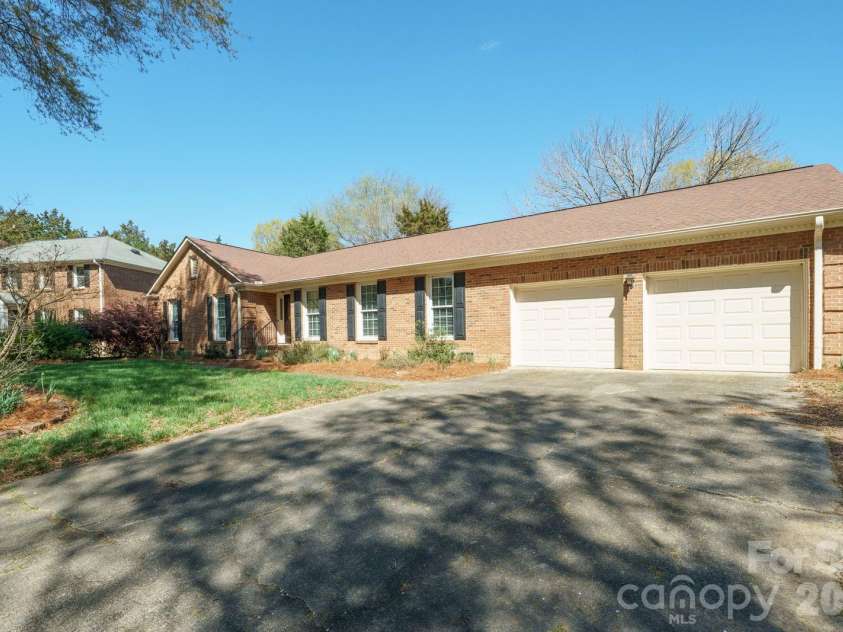 7737 Ridgeloch Place, Charlotte, NC 28226.  MLS# CAR4357956, YatesRealty ID 15304. 