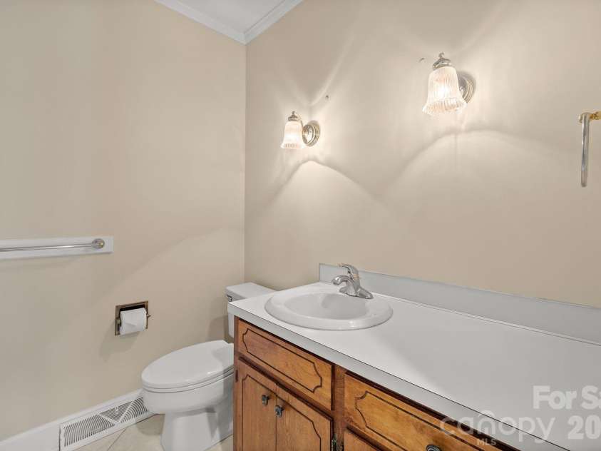7737 Ridgeloch Place, Charlotte, NC 28226.  MLS# CAR4357956, YatesRealty ID 15304. Hall Bath