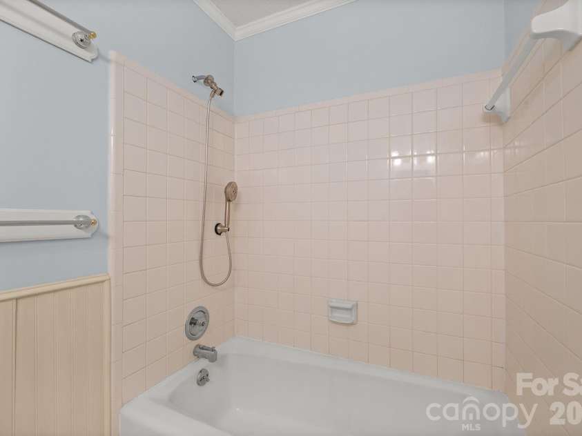 7737 Ridgeloch Place, Charlotte, NC 28226.  MLS# CAR4357956, YatesRealty ID 15304. Hall Bath 