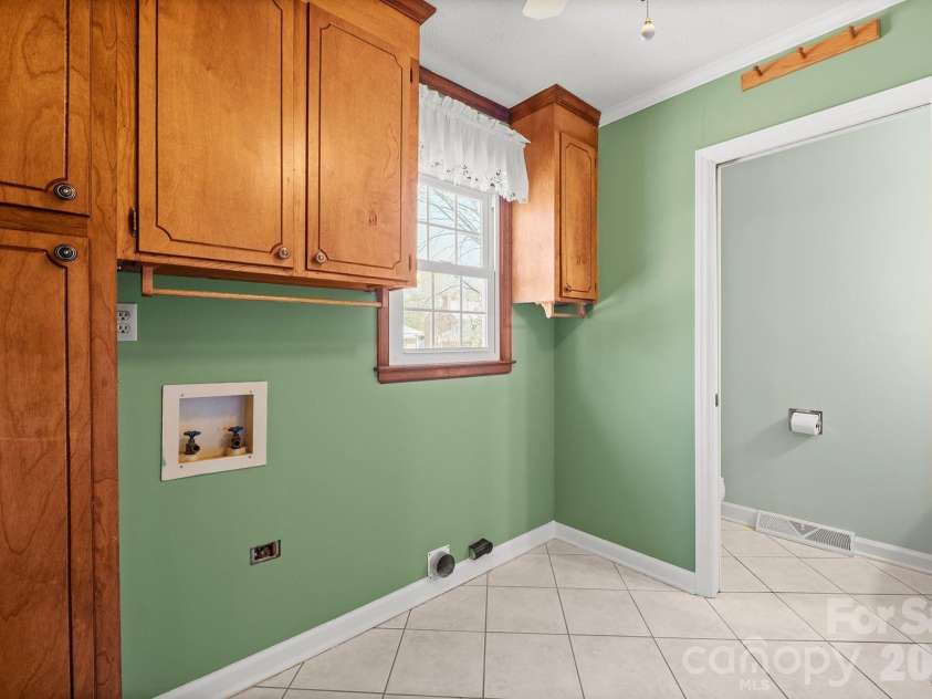 7737 Ridgeloch Place, Charlotte, NC 28226.  MLS# CAR4357956, YatesRealty ID 15304. Laundry into 1/2 Bath