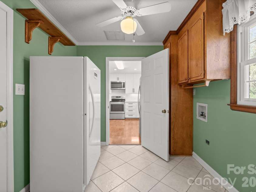 7737 Ridgeloch Place, Charlotte, NC 28226.  MLS# CAR4357956, YatesRealty ID 15304. Laundry into Kitchen