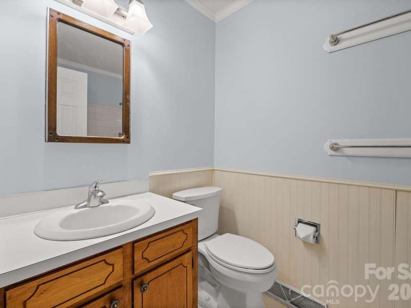 7737 Ridgeloch Place, Charlotte, NC 28226.  MLS# CAR4357956, YatesRealty ID 15304. Primary Bath 