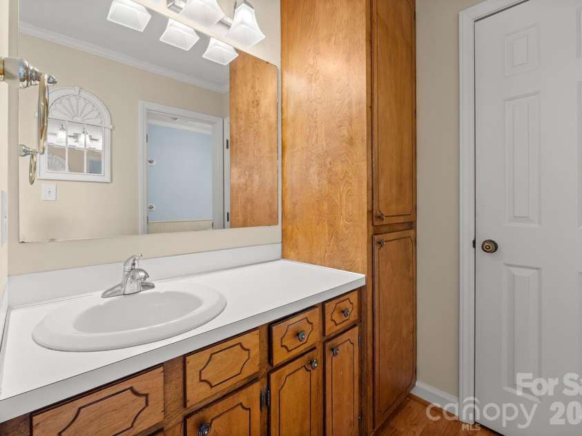7737 Ridgeloch Place, Charlotte, NC 28226.  MLS# CAR4357956, YatesRealty ID 15304. Primary Bath 
