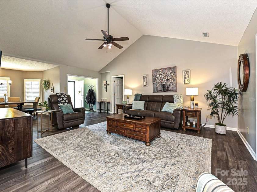 202 Cameron Drive, Kings Mountain, NC 28086.  MLS# CAR4260301, YatesRealty ID 15305. Family Room features a vaulted ceiling.