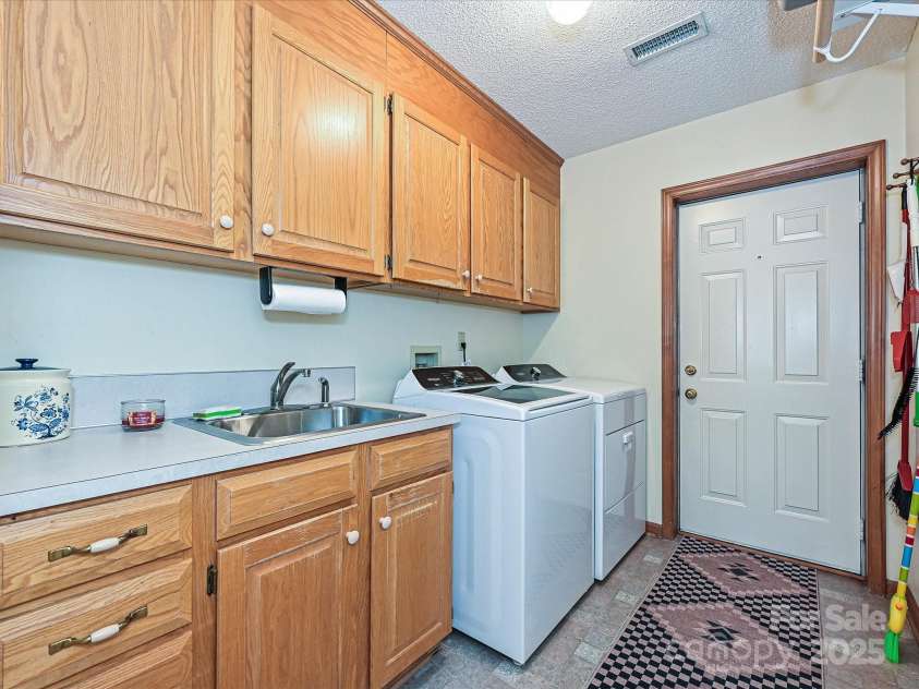 202 Cameron Drive, Kings Mountain, NC 28086.  MLS# CAR4260301, YatesRealty ID 15305. Laundry Room is spacious. It features a sink, cabinets & overhead cabinets.