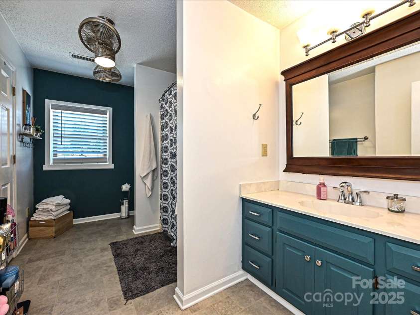 202 Cameron Drive, Kings Mountain, NC 28086.  MLS# CAR4260301, YatesRealty ID 15305. Primary Bath