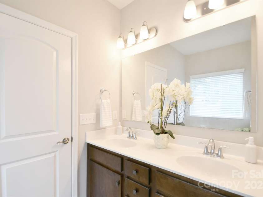 104 Rockridge Point Drive, Mooresville, NC 28117.  MLS# CAR4259415, YatesRealty ID 15306. 