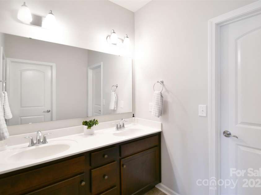 104 Rockridge Point Drive, Mooresville, NC 28117.  MLS# CAR4259415, YatesRealty ID 15306. 
