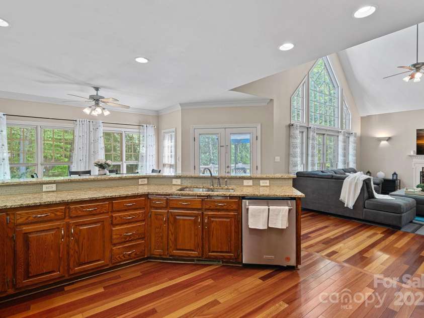 3124 Lakewood Edge Drive, Charlotte, NC 28269.  MLS# CAR4249158, YatesRealty ID 15307. 