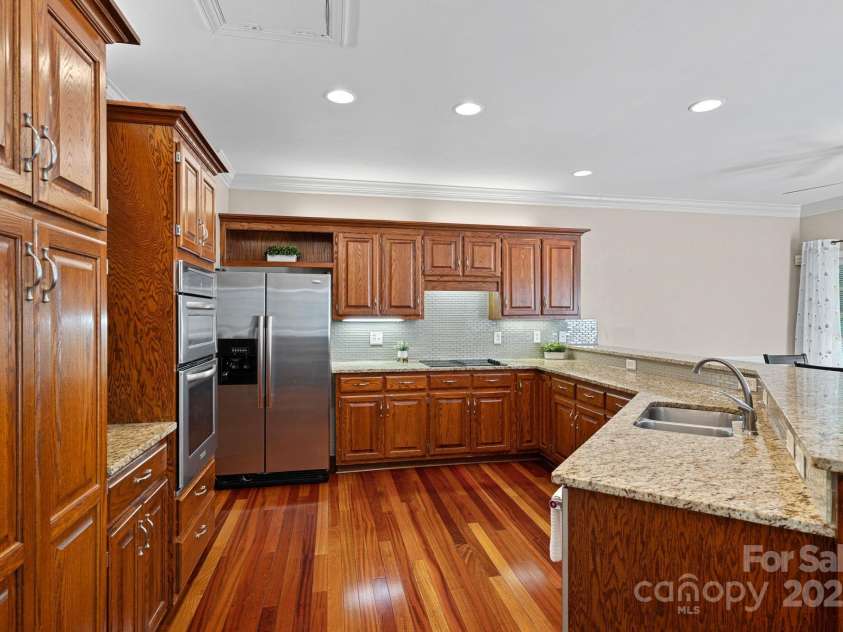 3124 Lakewood Edge Drive, Charlotte, NC 28269.  MLS# CAR4249158, YatesRealty ID 15307. 