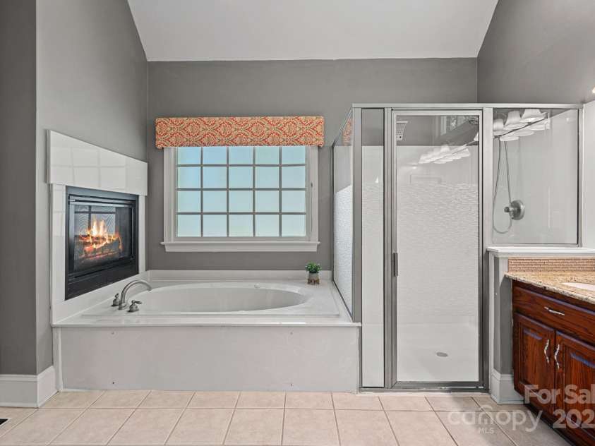 3124 Lakewood Edge Drive, Charlotte, NC 28269.  MLS# CAR4249158, YatesRealty ID 15307. 