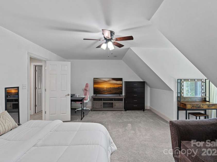 3124 Lakewood Edge Drive, Charlotte, NC 28269.  MLS# CAR4249158, YatesRealty ID 15307. 