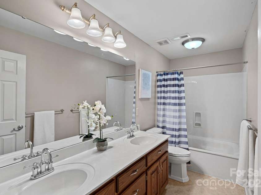 3124 Lakewood Edge Drive, Charlotte, NC 28269.  MLS# CAR4249158, YatesRealty ID 15307. 