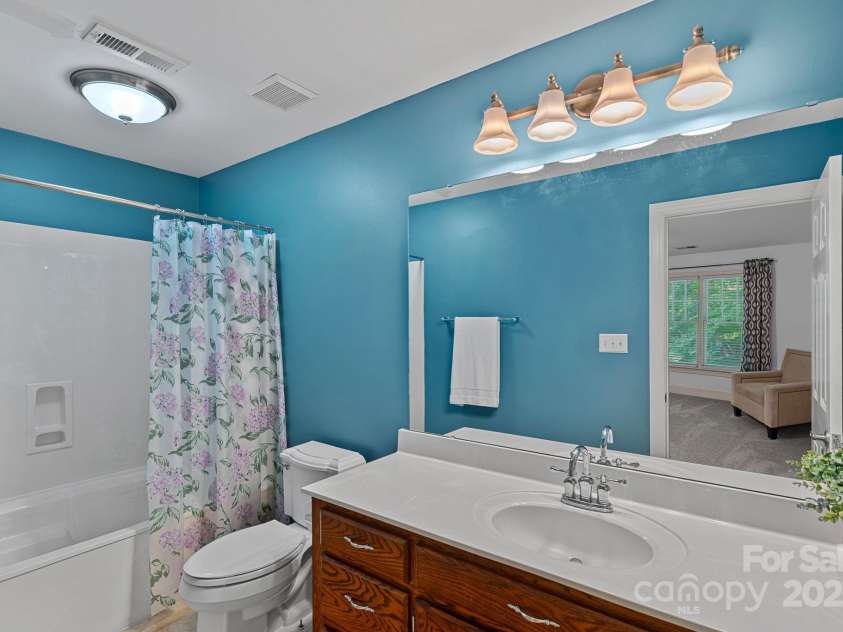 3124 Lakewood Edge Drive, Charlotte, NC 28269.  MLS# CAR4249158, YatesRealty ID 15307. 