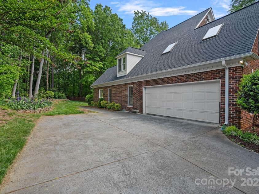 3124 Lakewood Edge Drive, Charlotte, NC 28269.  MLS# CAR4249158, YatesRealty ID 15307. 