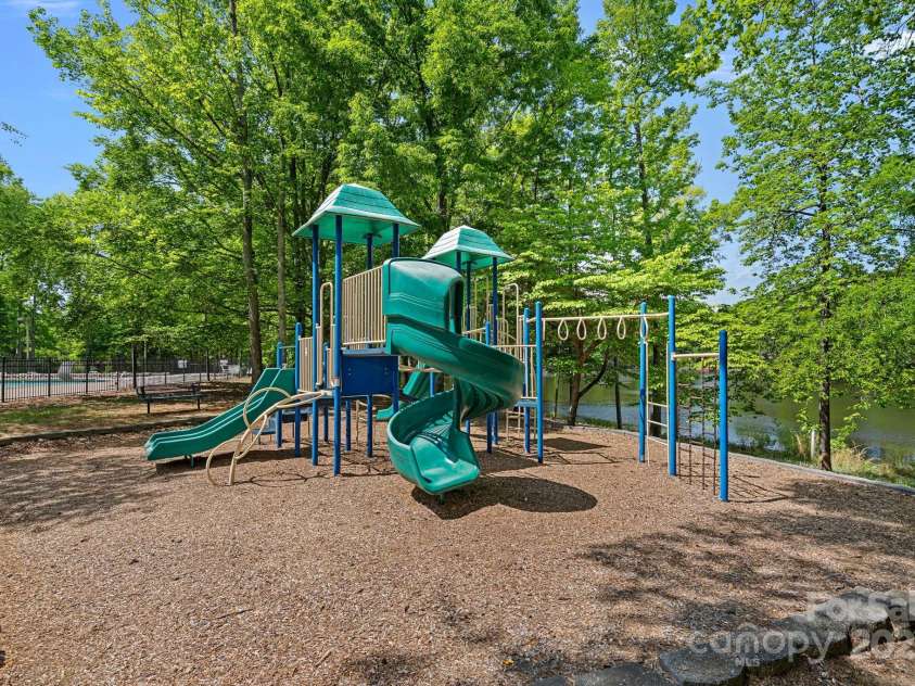 3124 Lakewood Edge Drive, Charlotte, NC 28269.  MLS# CAR4249158, YatesRealty ID 15307. 