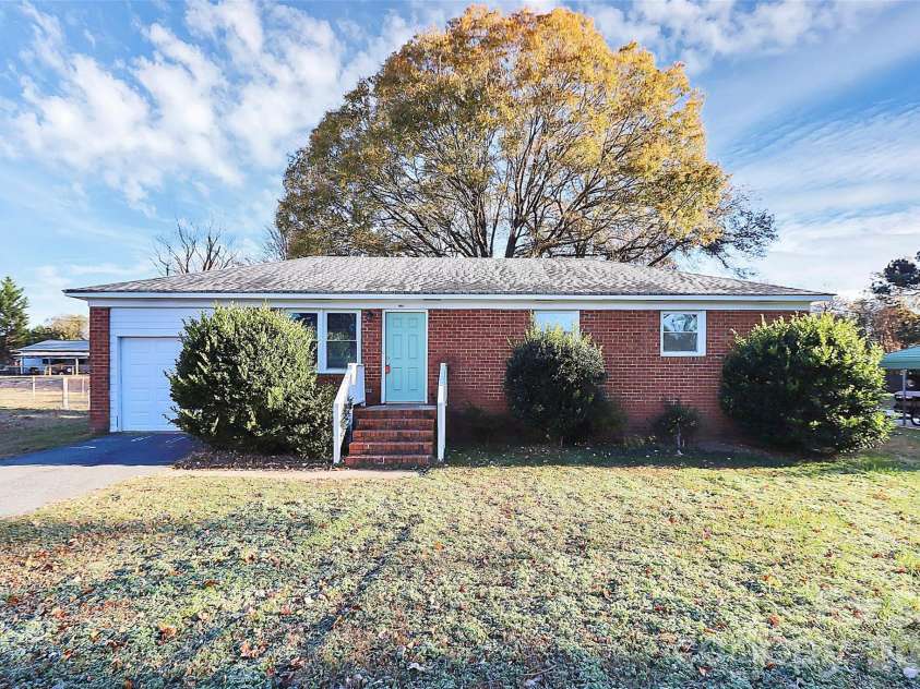 3201 Smith Farm Road, Matthews, NC 28104.  MLS# CAR4366663, YatesRealty ID 15307. 