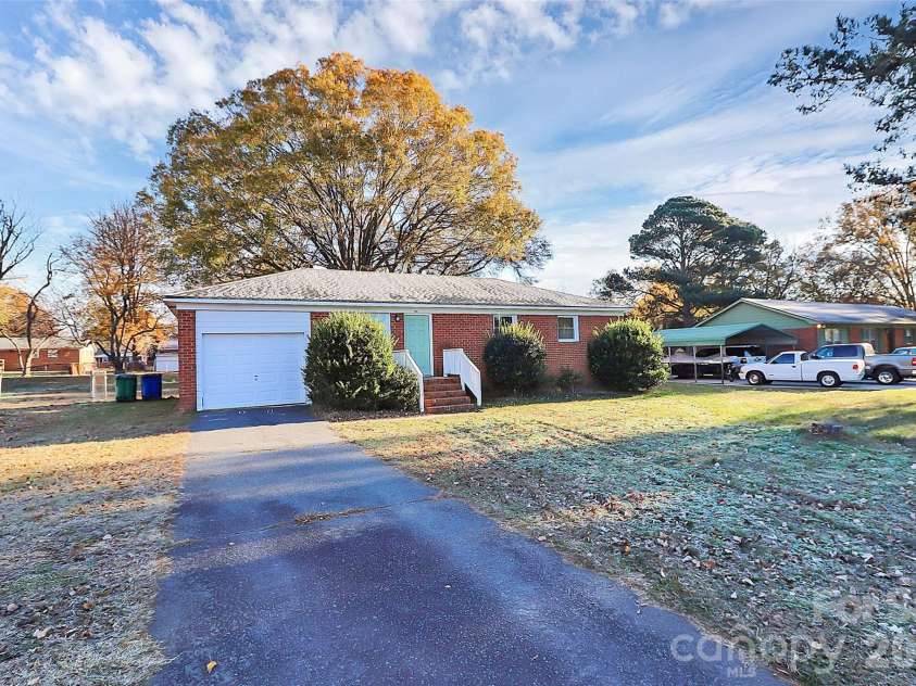 3201 Smith Farm Road, Matthews, NC 28104.  MLS# CAR4366663, YatesRealty ID 15307. 