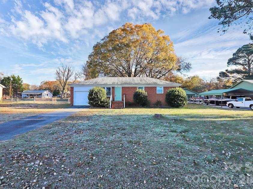3201 Smith Farm Road, Matthews, NC 28104.  MLS# CAR4366663, YatesRealty ID 15307. 