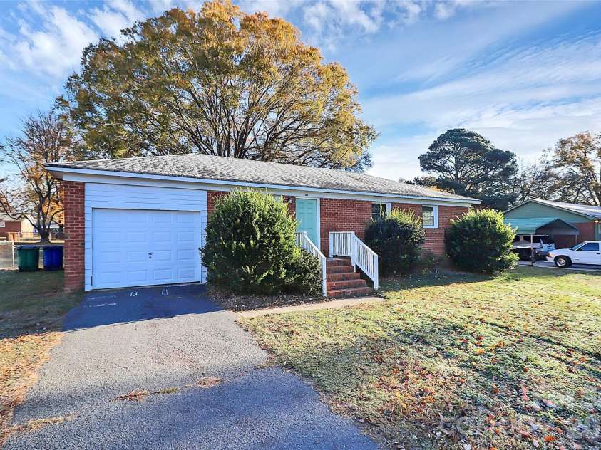 3201 Smith Farm Road, Matthews, NC 28104.  MLS# CAR4366663, YatesRealty ID 15307. 