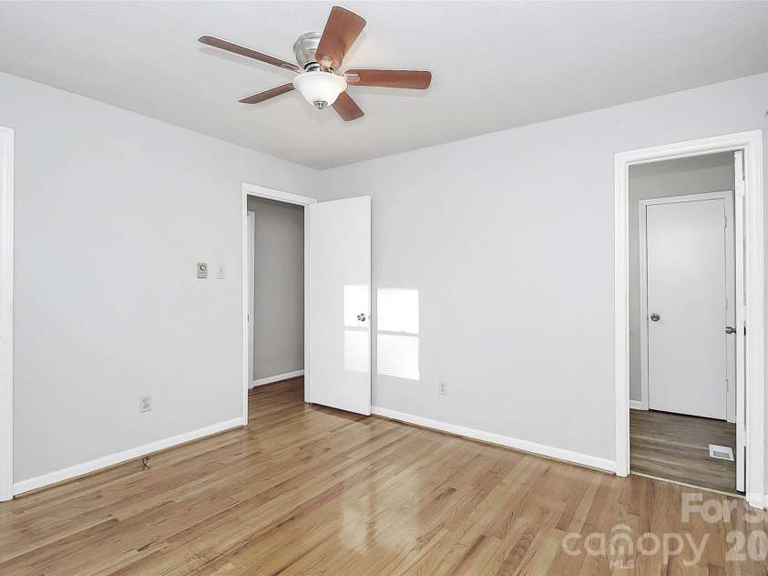 3201 Smith Farm Road, Matthews, NC 28104.  MLS# CAR4366663, YatesRealty ID 15307. 