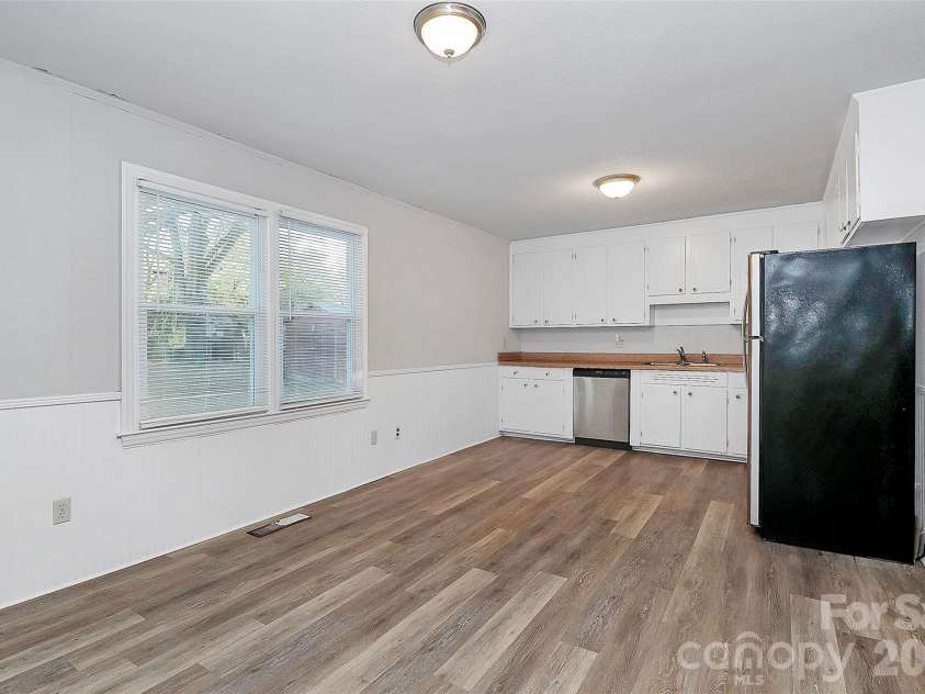 3201 Smith Farm Road, Matthews, NC 28104.  MLS# CAR4366663, YatesRealty ID 15307. 