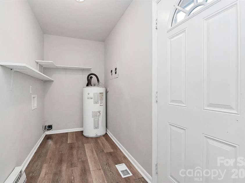 3201 Smith Farm Road, Matthews, NC 28104.  MLS# CAR4366663, YatesRealty ID 15307. 