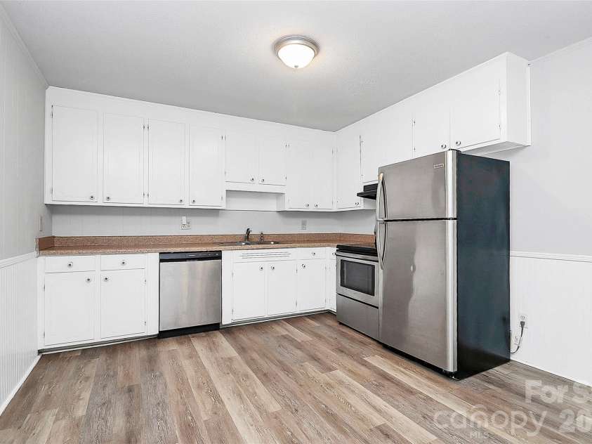 3201 Smith Farm Road, Matthews, NC 28104.  MLS# CAR4366663, YatesRealty ID 15307. 