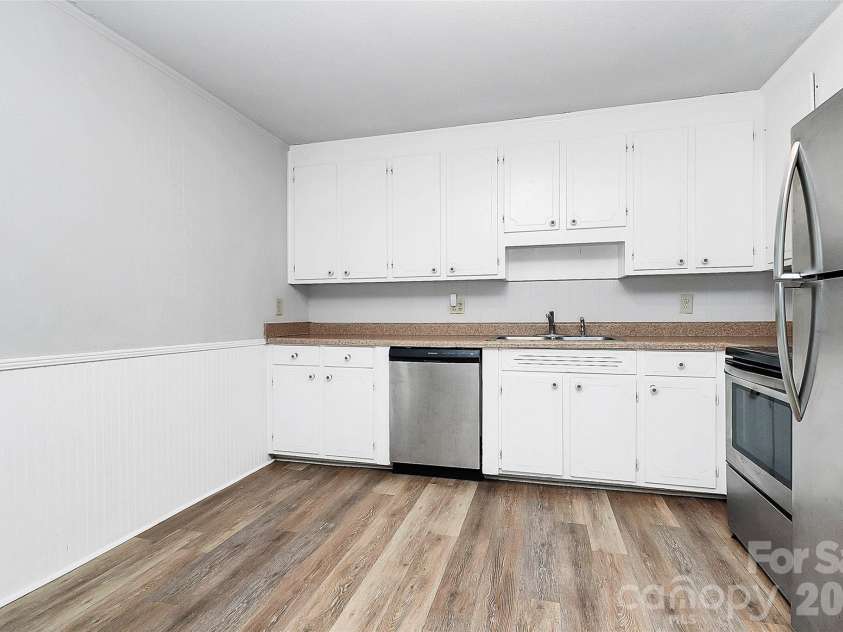 3201 Smith Farm Road, Matthews, NC 28104.  MLS# CAR4366663, YatesRealty ID 15307. 