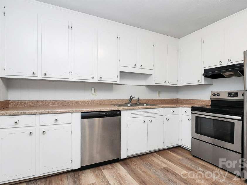 3201 Smith Farm Road, Matthews, NC 28104.  MLS# CAR4366663, YatesRealty ID 15307. 