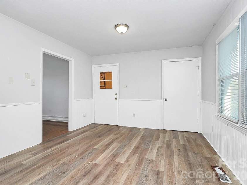 3201 Smith Farm Road, Matthews, NC 28104.  MLS# CAR4366663, YatesRealty ID 15307. 